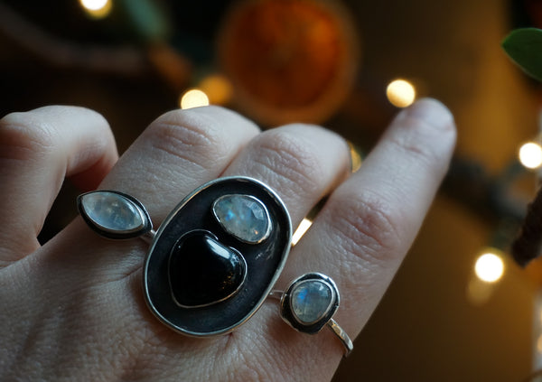 Trail Shield Talisman Ring| Onyx + Moonstone|Size 7.5